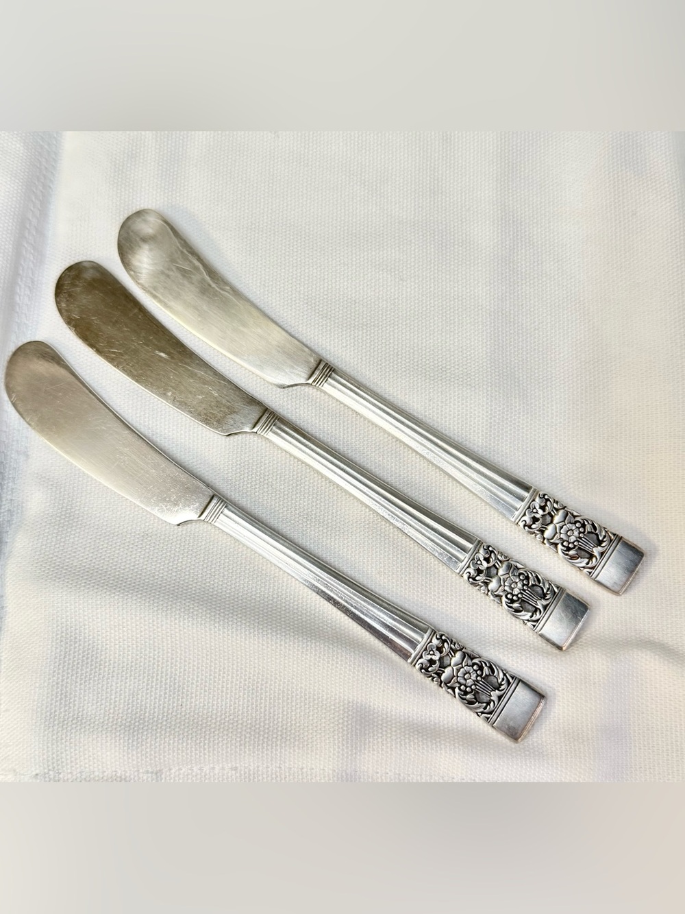 Community by Oneida Silver-plate Coronation Pattern Butter Knives Set of 3